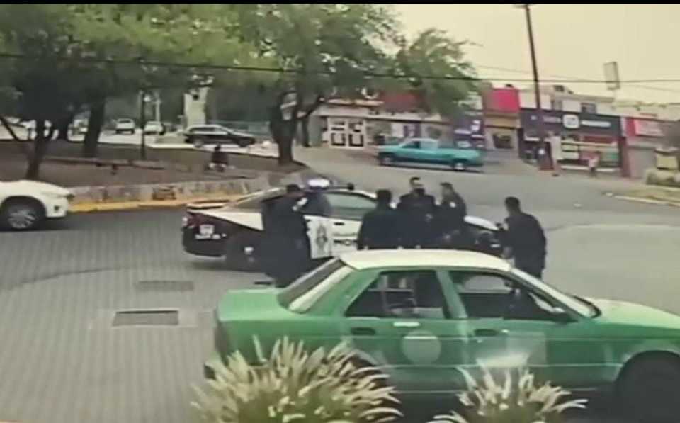 En plena avenida policías de Monterrey protagonizan pelea entre ellos –  Potosinoticias.com