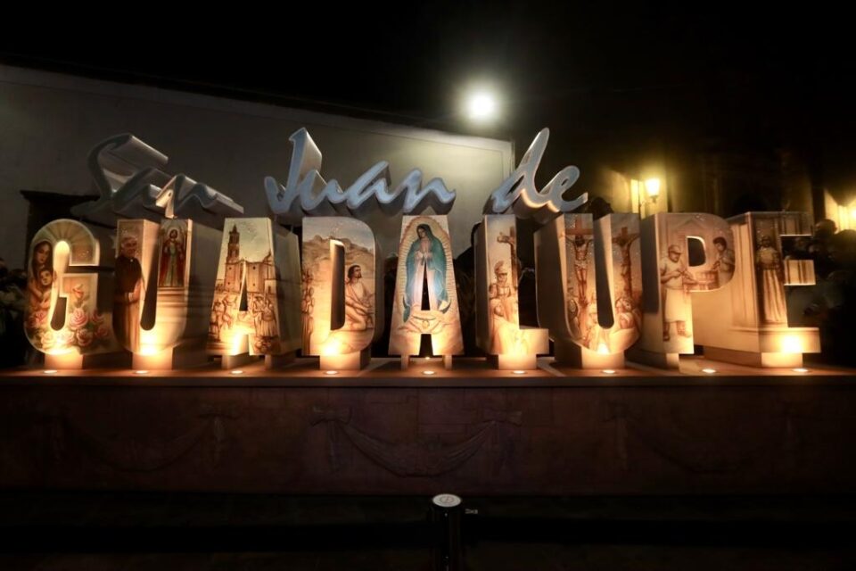 Alcalde Enrique Galindo develó letras monumentales de San Juan de Guadalupe  
